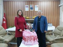 Okul Müdürümüz Mehmet Kadı Hami Okulumuz ÇEAŞ A.L Müdüresi Sulhay Hanımı Makamında Ziyaret Ederek İhtiyaç Sahibi Öğrencilere Kırtasiye Yardımında Bulundu.